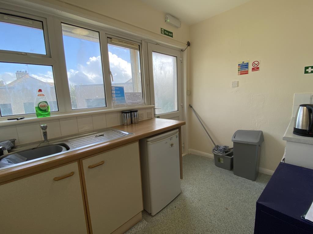 Lot: 25 - COMMERCIAL PROPERTY WITH POTENTIAL - Kitchenette